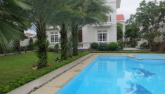 Cho thuê biệt thự mặt tiền Nguyễn Văn Hưởng Thảo Điền quận 2, 700m2, sân vườn hồ bơi, Giá 4000$